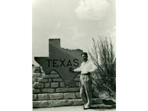 画像：アメリカ大陸横断旅行の際、テキサス州入口にて(昭和14年)
